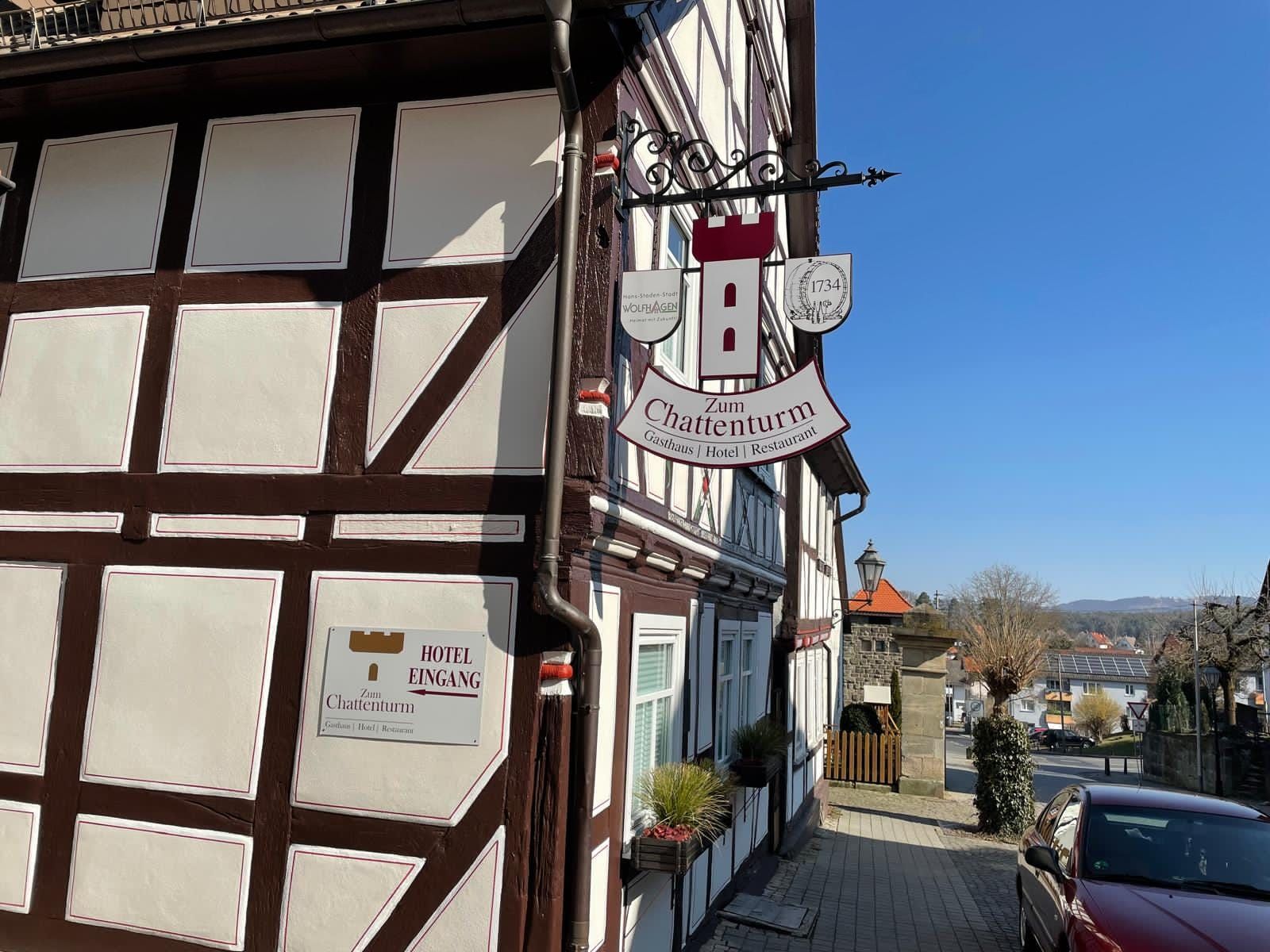 Das Zum Chattenturm von außen mit Wirtshausschild