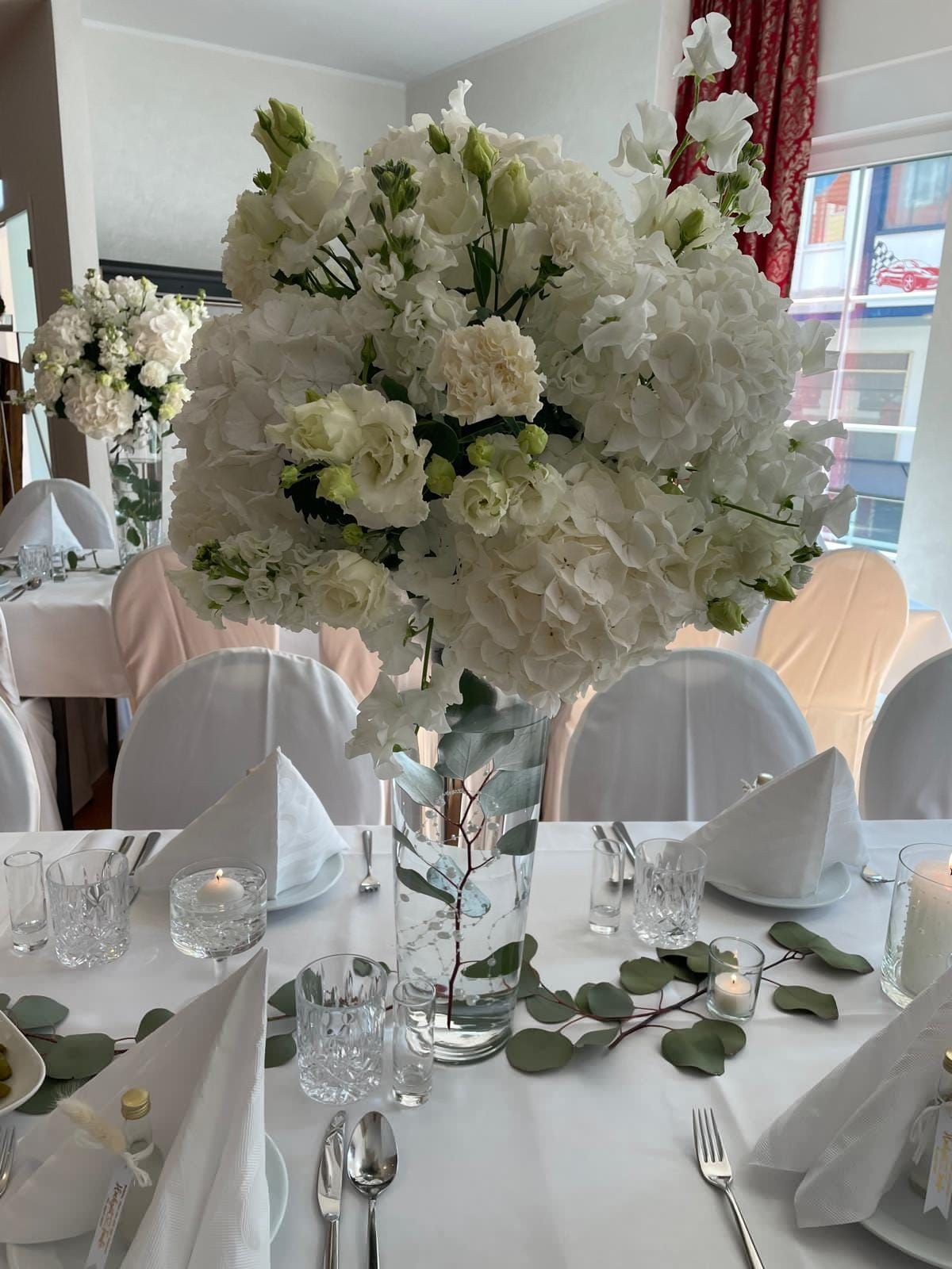 Blumendekoration auf der Festtafel