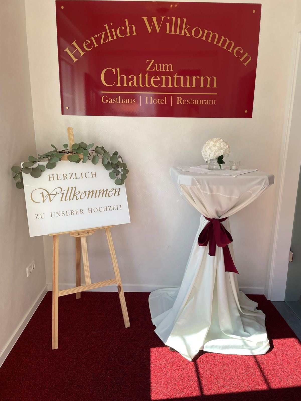 Festlich gedeckte Hochzeitstafel