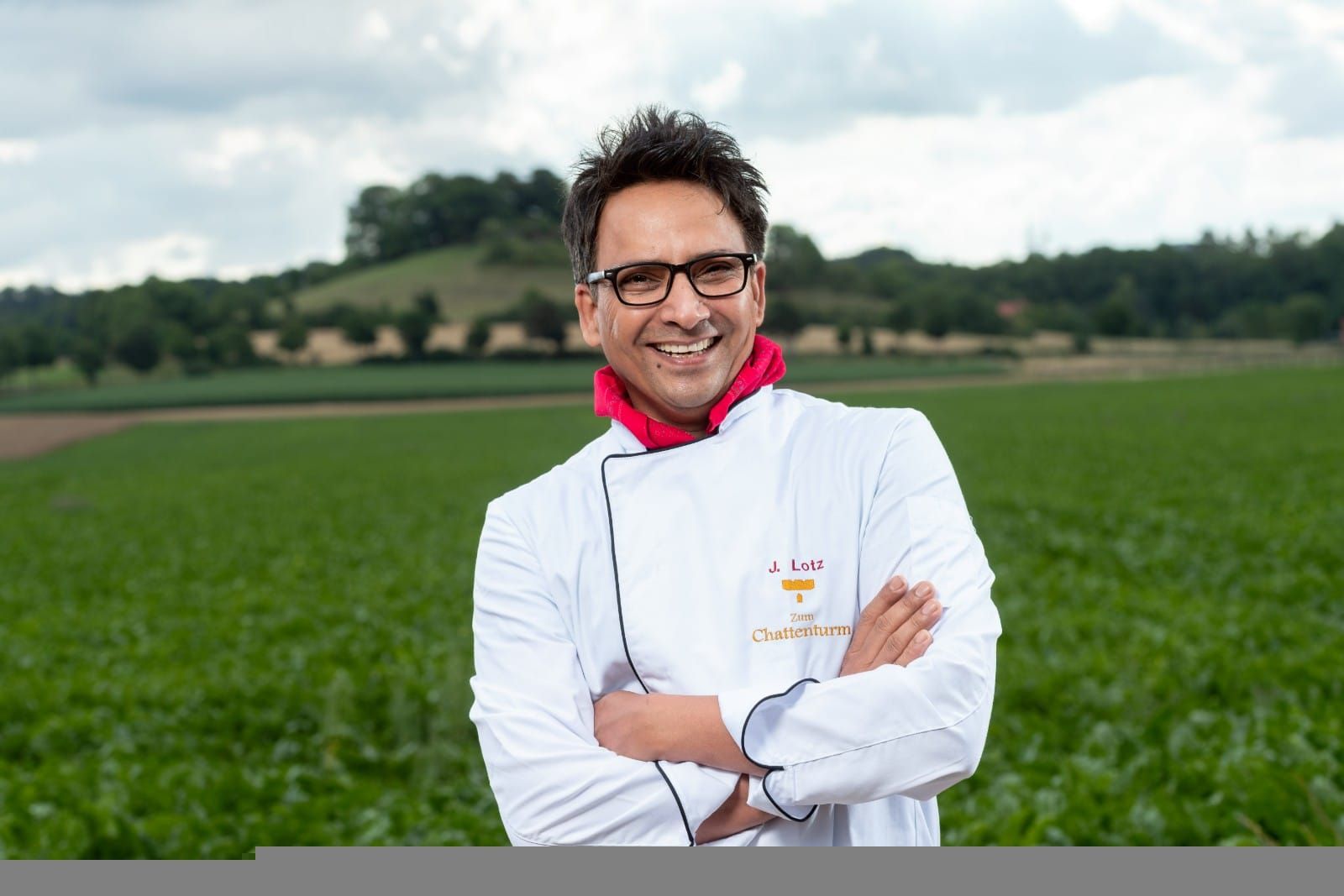 Küchenchef Jasvir Lotz vor dem Wolfhager Land