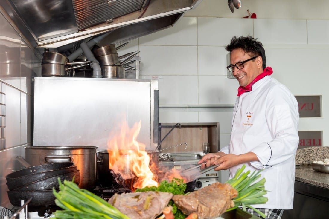 Jasvir Lotz bei der Arbeit in der Küche
