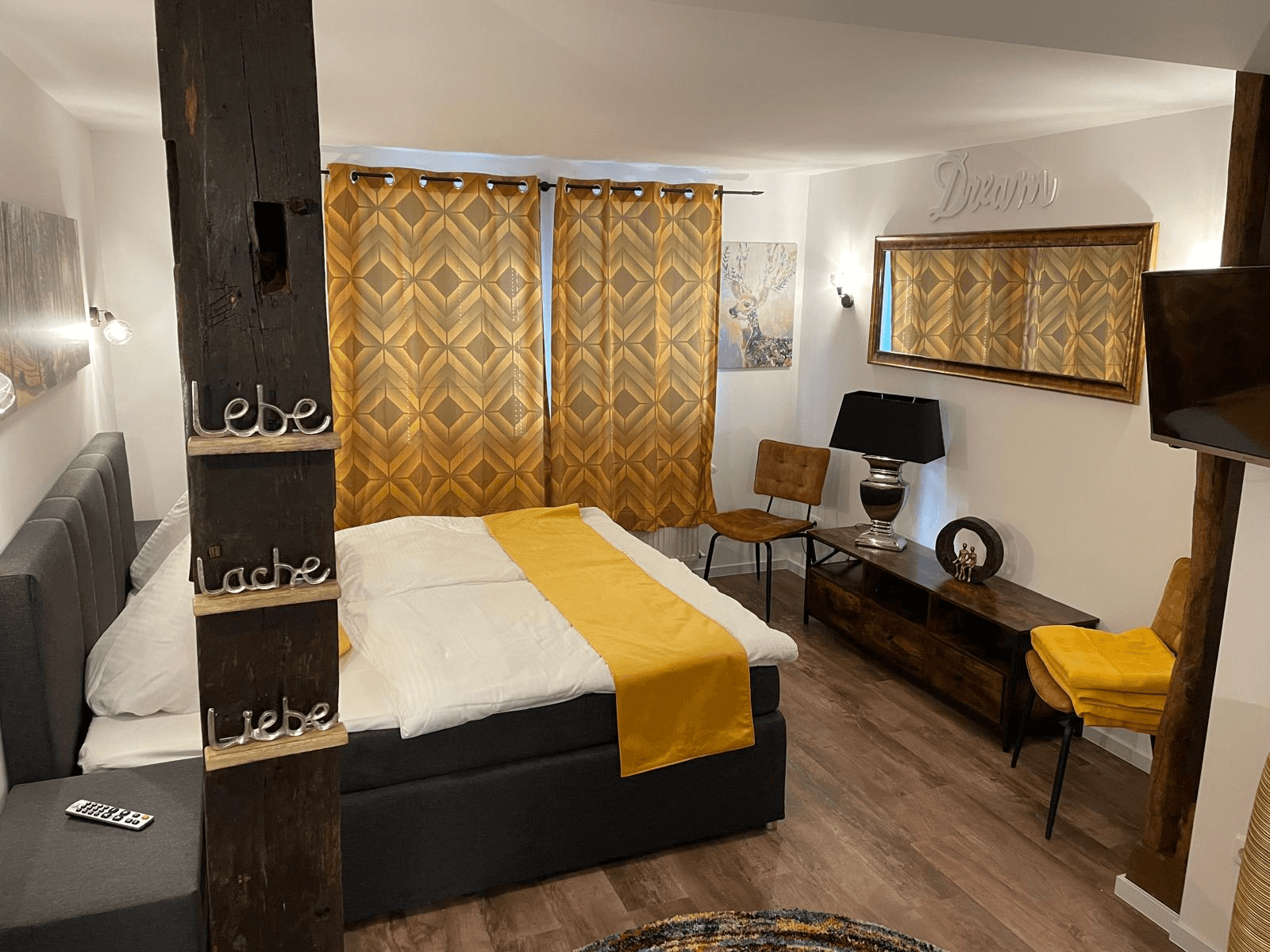 Doppelzimmer mit Sitzecke und Spiegel