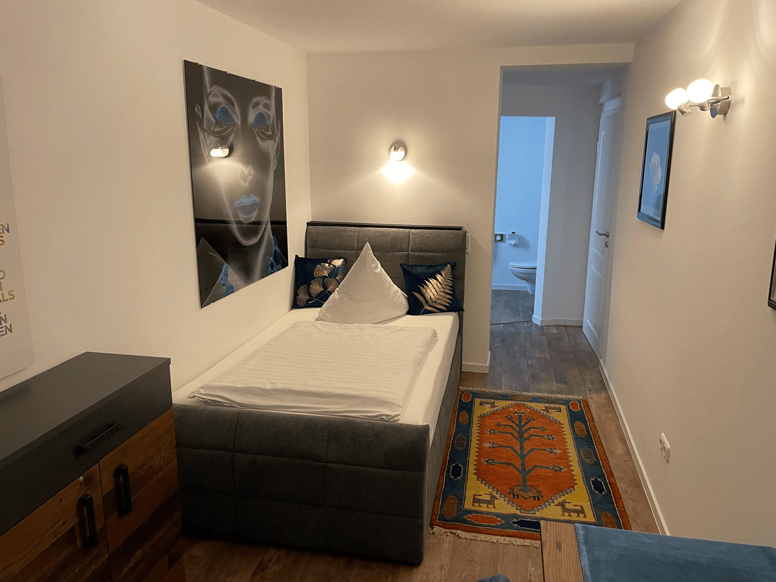 Modernes Badezimmer mit Regendusche